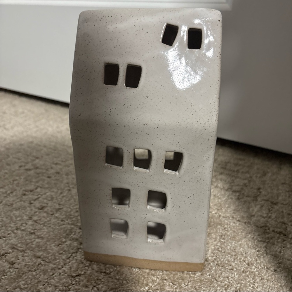 Trade Cie 8.5” Ceramic House T-light Holder Ceramic - Picture 3 of 5